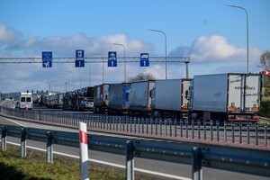 На словацькому кордоні понад 900 вантажівок стоять у черзі на в'їзд в Україну