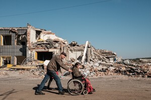 «Государство дало мне только костыли». На какую поддержку могут рассчитывать украинцы, потерявшие цивильных родных или получившие ранение из-за войны?