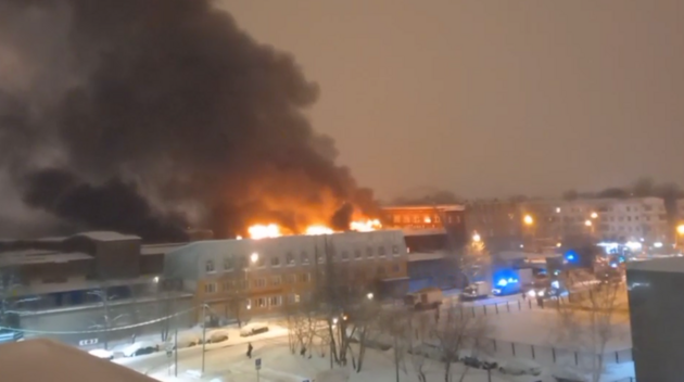 У Москві палає будівля заводу спеціалізованих автомобілів: чутно “хлопки”