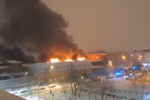 У Москві палає будівля заводу спеціалізованих автомобілів: чутно “хлопки”