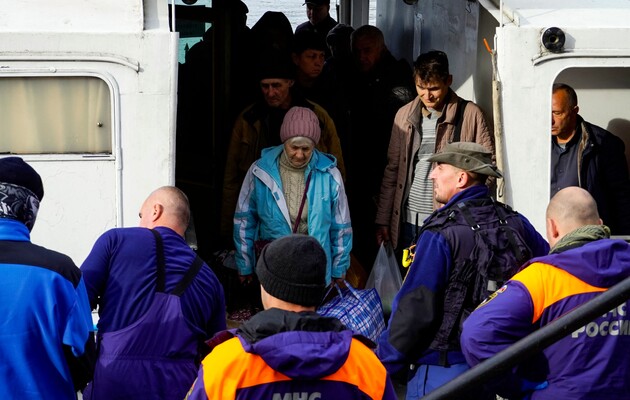 Россияне депортировали 100 украинцев с оккупированных территорий Херсонской области
