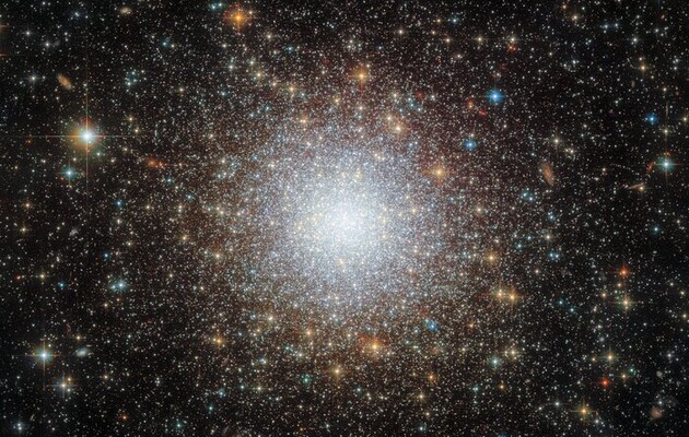 Телескоп «Хаббл» показав кулясте зоряне скупчення у Великій Магеллановій Хмарі — фото
