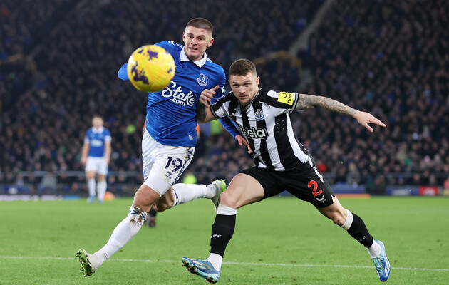 Виталий Миколенко (слева) в матче с "Ньюкаслом"