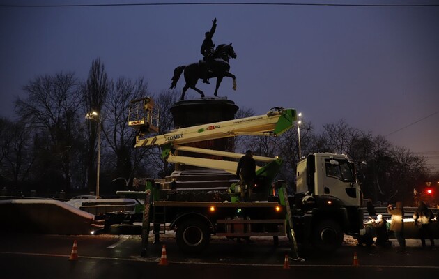 В Киеве демонтируют памятник одному из советских военных деятелей