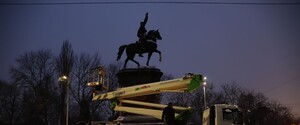 В Киеве демонтируют памятник одному из советских военных деятелей