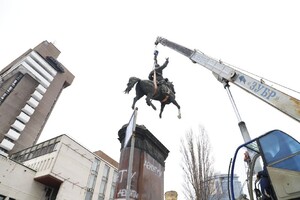 КГГА показала, как демонтировали памятник Щорсу