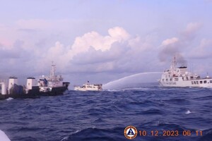 Филиппины заявляют, что китайская береговая охрана уже второй день применяет водометы против их судов