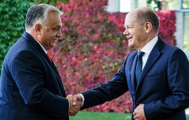 Прем'єр Угорщини Віктор Орбан та канцлер Німеччини Олаф Шольц, архівне фото