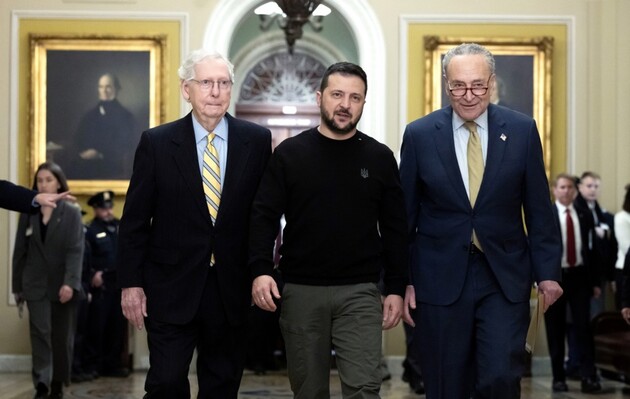 Зеленський в оточенні лідерів Сенату – республіканця МакКоннелла (на фото ліворуч) та демократа Шумера