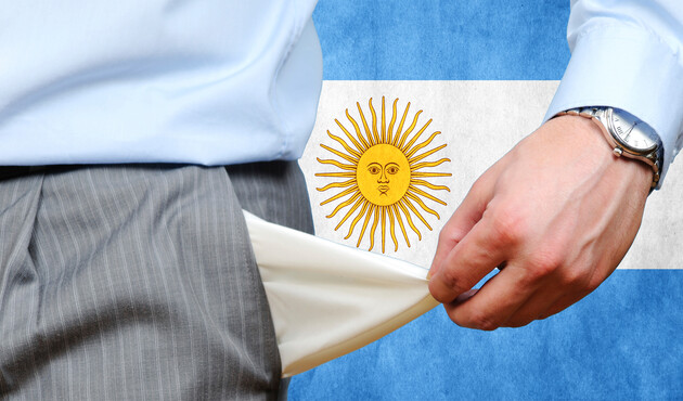 Аргентина девальвує песо більш ніж на 50% 