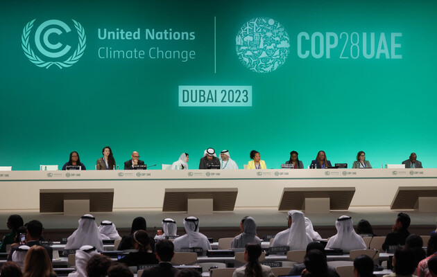Учасники кліматичного саміту COP28 домовилися про скорочення використання викопного палива