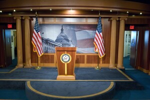 Сенат США откладывает каникулы из-за переговоров о помощи Украине и госгранице