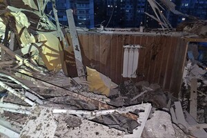 Наслідки російських обстрілів Херсона: один загиблий троє поранених, пошкоджені багатоквартирні будинки і ринок