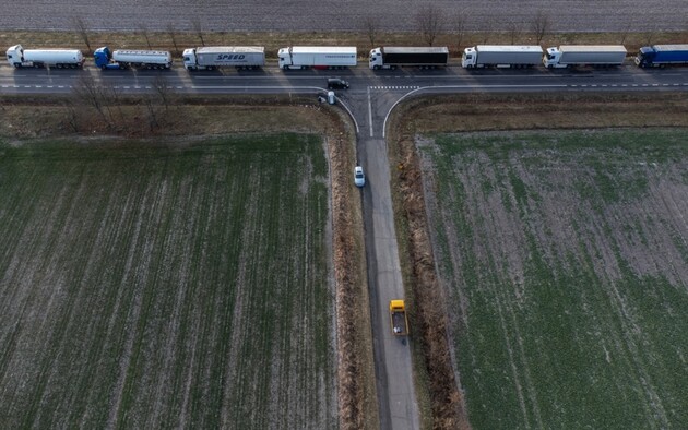 Страйк перевізників: у чергах на в’їзд в Україну майже 4 тисячі вантажівок 