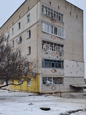 Оккупанты обстреляли из артиллерии поселок в Харьковской области: ранена женщина