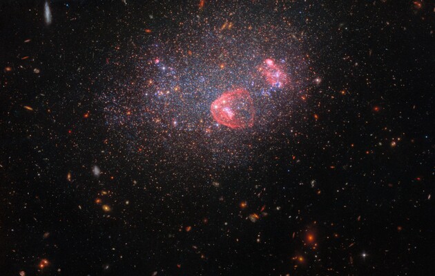 Телескоп «Хаббл» зробив святковий знімок галактики, яка схожа на зоряну «снігову кулю» 