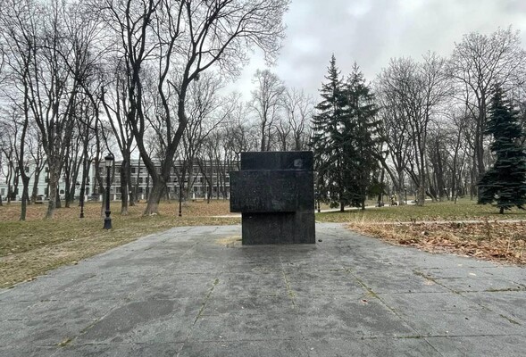 У Києві демонтували пам’ятник учасникам більшовицького повстання