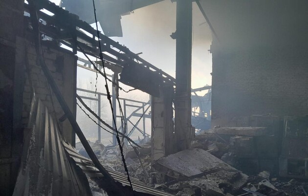 Оккупанты уничтожили ударами три базы гуманитарной помощи в Херсоне