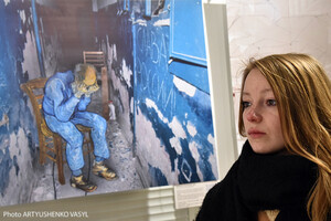 «Крихкість»: у Києві відкрилася виставка-присвята військовополоненим та їхнім рідним і друзям