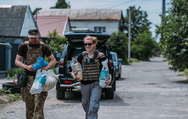 Опитування: кожен другий українець допомагав переселенцям, кожен четвертий – волонтерив 