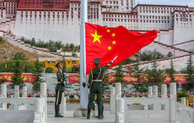 Китай исключил трех руководителей оборонных компаний из высшего политического органа