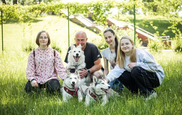 Слева направо: Лиза (старшая дочь), Алексей, Анастасия и Маргарита