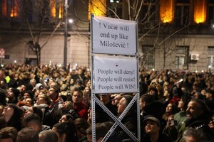 У Белграді тривають протести – на вулиці вийшли десятки тисяч людей