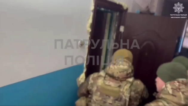 В Чернигове мужчины запускали фейерверки, их задержали спецназовцы – видео