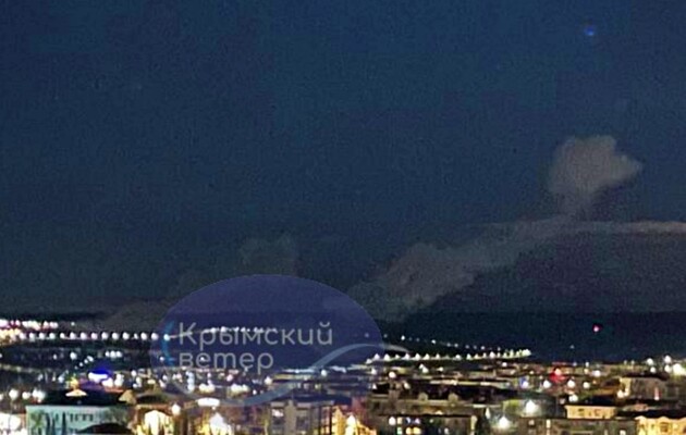 В Севастополе прогремели взрывы. Над городом видны столбы дыма