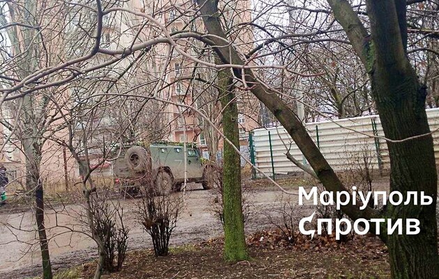 Россияне в Мариуполе размещают солдат и технику среди жилых домов