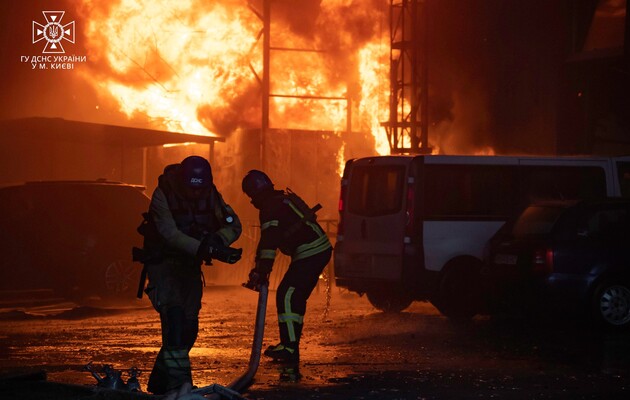 У Києві добу гасили пожежу, що виникла через російську атаку