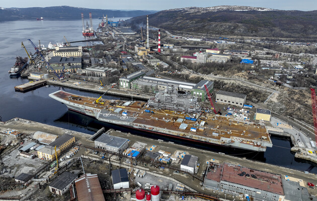 Єдиний російський авіаносець на верфі в Мурманську. Травень 2022 року