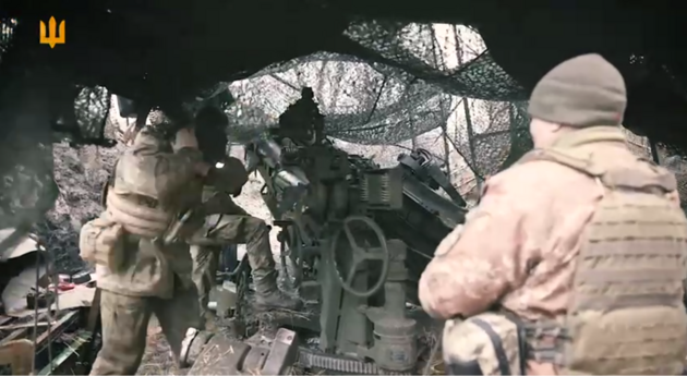 Гаубица М777 уничтожает россиян в любую погоду: видео работы наших воинов