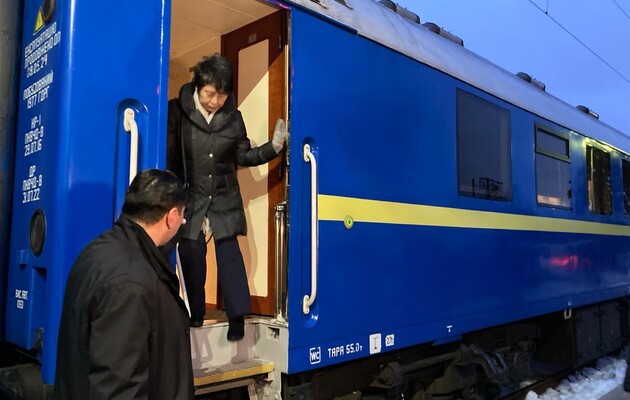 Глава МЗС Японії Камікава прибула з візитом до Києва