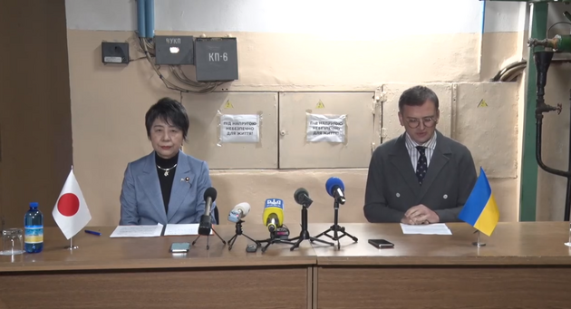 Пресконференцію проводили у бомбосховищі, оскільки вона співпала із оголошенням у Києві повітряної тривоги