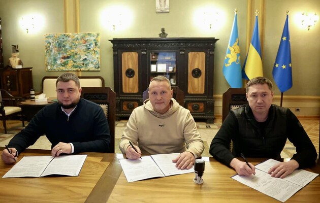 Игорь Гринкевич (по центру) при подписании одного из договоров подряд со Львовской ОГА