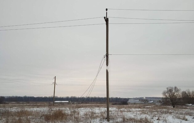Оккупанты сбросили КАБ вблизи энергетиков, которые осматривали поврежденные электролинии в Харьковской области