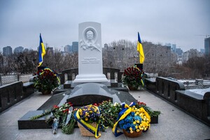 В Киеве открыли памятник первому президенту Украины