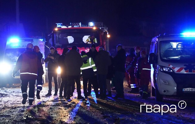Минимум девять раненых после попадания ракеты в гражданский объект в Харькове