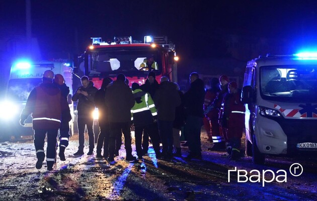 Щонайменше дев'ятеро поранених після влучання ракети в цивільний об'єкт у Харкові