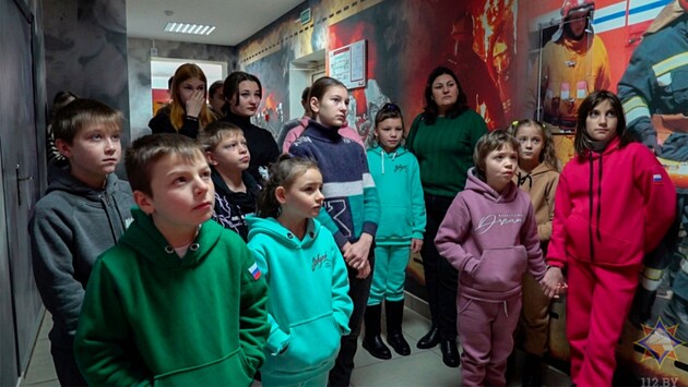 Депортированным украинским детям в Беларуси нашили флаг РФ на рукава и отправили на обучение в МЧС