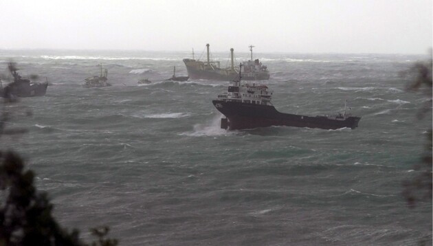 Море у Новороссийска часто бывает неспокойным.