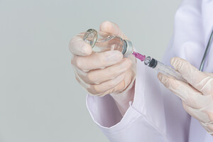 Опасная болезнь: когда нужно делать прививку против дифтерии