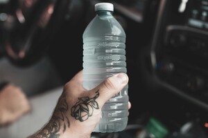 У бутильованій воді виявлено величезну кількість нанопластику – вчені