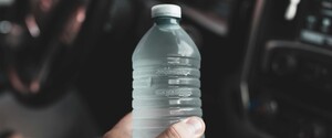 У бутильованій воді виявлено величезну кількість нанопластику – вчені