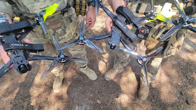 Українські військові вимушені добиратися до лінії фронту пішки через загрозу дронів — NYT