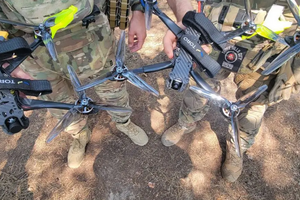 Українські військові вимушені добиратися до лінії фронту пішки через загрозу дронів — NYT