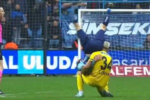 В Турции футболист спас соперника от страшной травмы, поймав его в воздухе