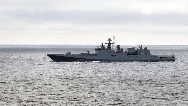 Войска РФ увеличили число кораблей в Черном море, несмотря на шторм. Вывели носитель 