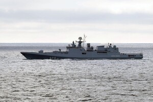 Войска РФ увеличили число кораблей в Черном море, несмотря на шторм. Вывели носитель 